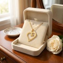 Златно сърце с ангелче и име по избор Златно сърце с ангелче и име по избор