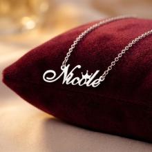 Сребърно колие с име по избор и коронка