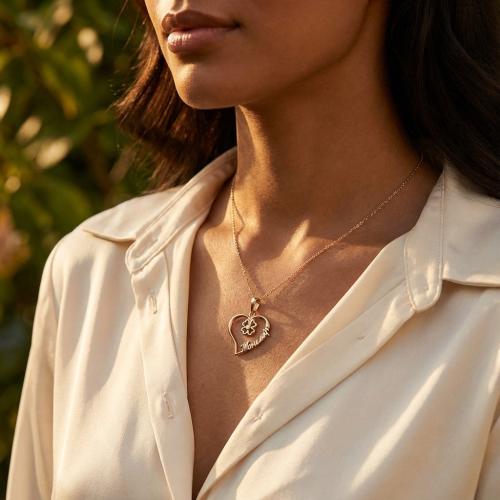 Златен медальон във формата на сърце с име по избор и детелинка