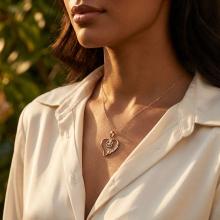 Златен медальон във формата на сърце с име по избор и детелинка