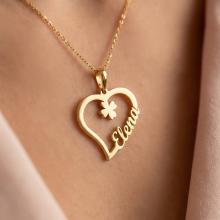 Златен медальон във формата на сърце с име по избор и детелинка Златен медальон във формата на сърце с име по избор и детелинка