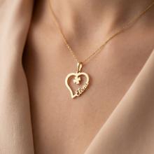 Златен медальон във формата на сърце с име по избор и детелинка Златен медальон във формата на сърце с име по избор и детелинка