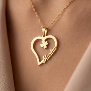 Златен медальон във формата на сърце с име по избор и детелинка