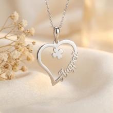 Златен медальон във формата на сърце с име по избор и детелинка Златен медальон във формата на сърце с име по избор и детелинка