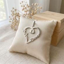 Сребърно колие във формата на сърце с две имена по избор и бебешки стъпки в средата