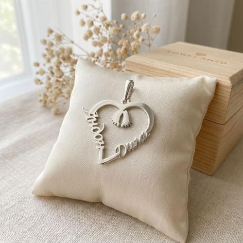 Сребърно колие във формата на сърце с две имена по избор и бебешки стъпки в средата