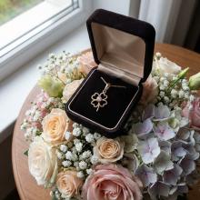 Златен медальон Детелинка с циркон Златен медальон Детелинка с циркон