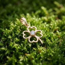 Златен медальон Детелинка с циркон Златен медальон Детелинка с циркон