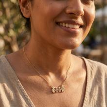 Златно колие - семейство с две деца Златно колие - семейство с две деца