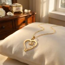 Златно сърце с ангелче и име по избор