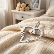 Сребърно колие във формата на сърце с две имена по избор и бебешки стъпки в средата