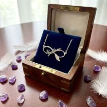 Сребърно колие безкрайност - име по избор с перо и циркони