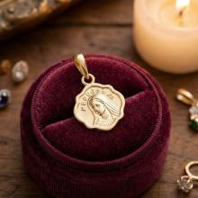 Златен медальон с лика на Света Богородица