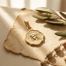 Златен медальон с лика на Света Богородица