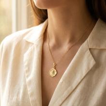 Златен медальон с лика на Света Богородица