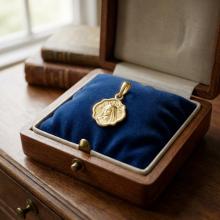 Златен медальон с лика на Света Богородица