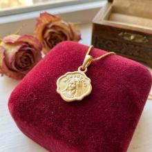 Златен медальон с лика на Света Богородица