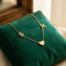 Златно колие със сърце и буква по избор