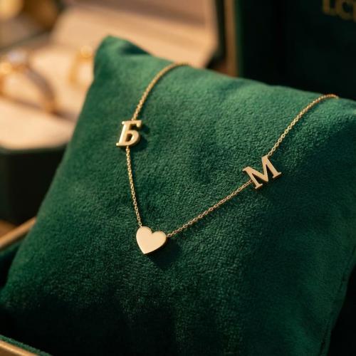 Златно колие със сърце и буква по избор