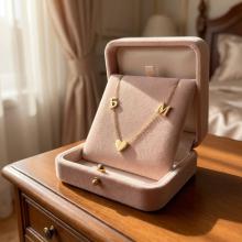 Златно колие със сърце и буква по избор