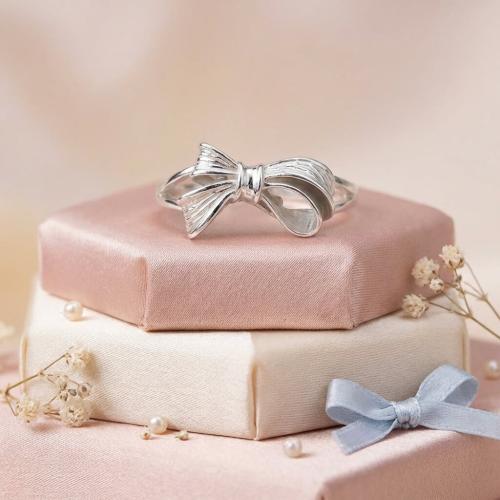 Сребърен пръстен с панделка
