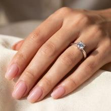 Сребърен пръстен с циркон