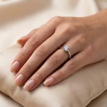 Сребърен пръстен с циркон