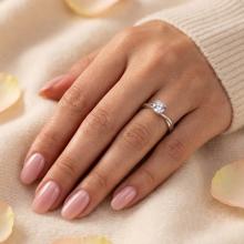 Сребърен пръстен с циркон