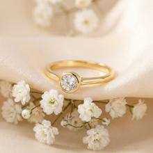 Годежен златен пръстен с циркон