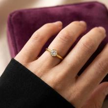 Годежен златен пръстен с циркон