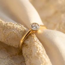 Годежен златен пръстен с циркон