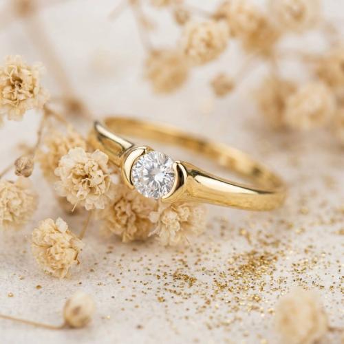 Годежен златен пръстен с циркон