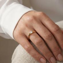 Годежен златен пръстен с циркон