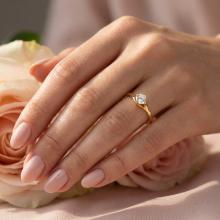 Годежен златен пръстен с циркон