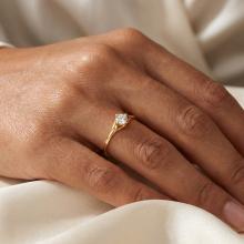 Годежен златен пръстен с циркон