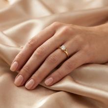 Годежен златен пръстен с циркон