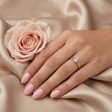 Годежен златен пръстен с циркон