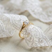 Годежен златен пръстен с циркон