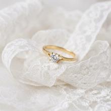 Годежен златен пръстен с циркон