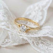 Годежен златен пръстен с циркон