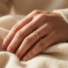 Годежен златен пръстен с циркон