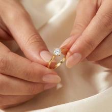 Годежен златен пръстен с циркон