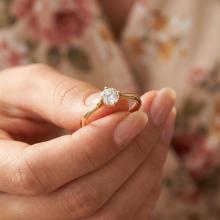 Годежен златен пръстен с циркон