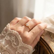 Годежен златен пръстен с циркон