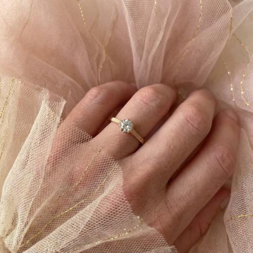 Годежен златен пръстен с циркон