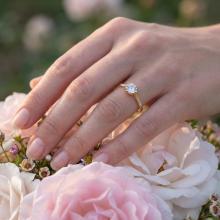 Годежен златен пръстен с циркон Годежен златен пръстен с циркон