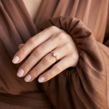 Годежен златен пръстен с циркон Годежен златен пръстен с циркон