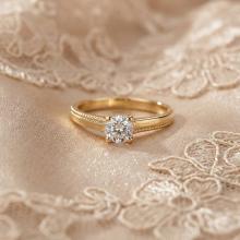 Годежен златен пръстен с циркон