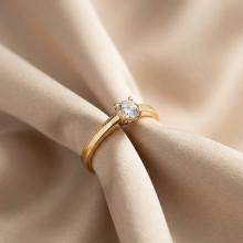 Годежен златен пръстен с циркон