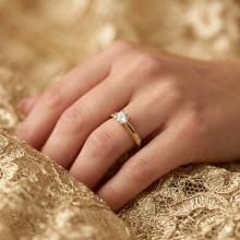 Годежен златен пръстен с циркон